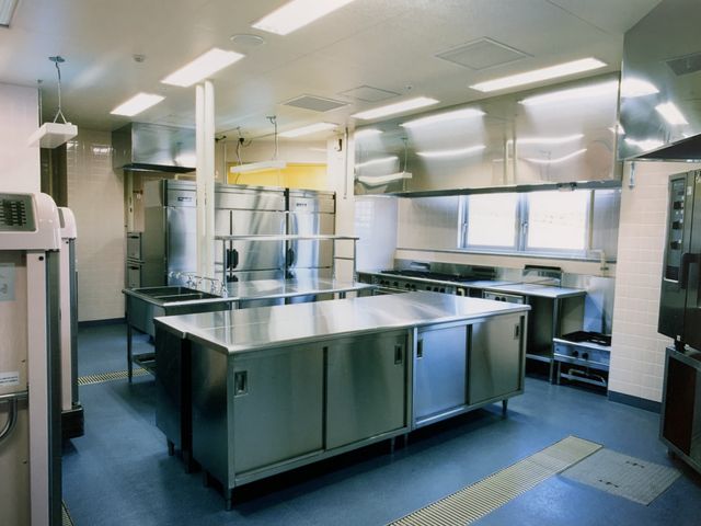 広々とした設備のキッチン キッチン 広々とした調理場で、効率的に作業が可能です。自然光が入り、明るく清潔な空間になっています。