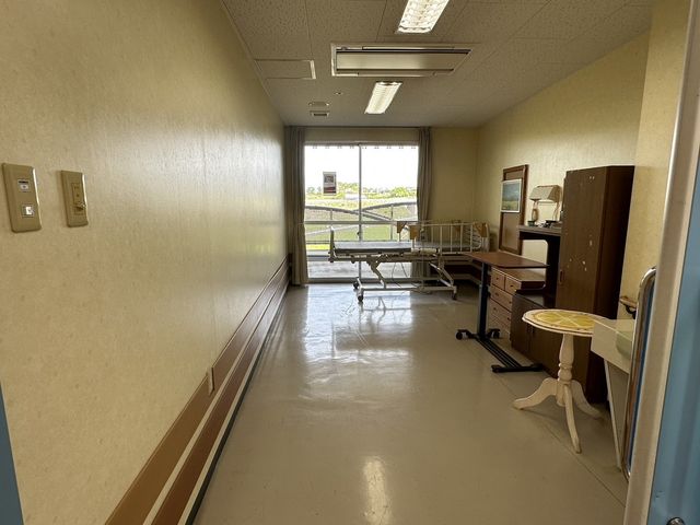 光が差し込む部屋 居室 広々とした居室は自然光に恵まれ、快適に過ごせます。家具が整然と並んでいます。