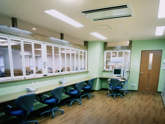 機能訓練室の様子 機能訓練室 広々とした明るいスペースで、機能訓練に適した快適な環境になっています。卓上には各種機器があります。
