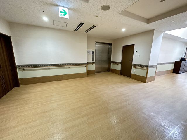 明るい廊下 廊下 自然光が差し込む明るい廊下です。手すりが設置され、安全に配慮されています。