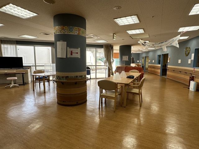 明るい空間のラウンジ ラウンジ   広々とした明るいラウンジです。テーブルで談話や休息を楽しめる快適なスペースです。