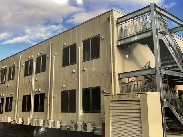 白い外壁の建物外観 外観 清潔感あふれる白い外壁が特徴の建物です。非常階段もあり安心して働けます。