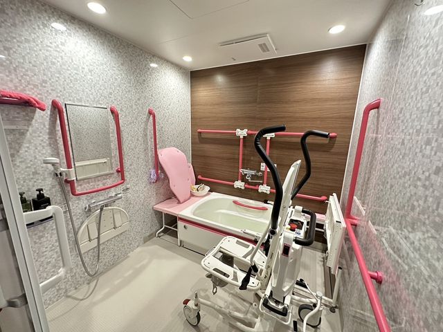 便利な設備の浴室 浴室 介護に配慮した設備が整った便利な場所です。安全性を重視して設計されています。