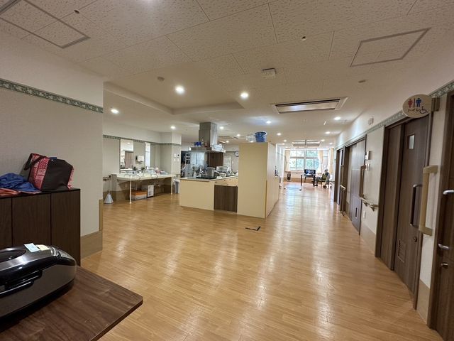 広々とした共同スペース 内観 自然光がたっぷり入る広々とした室内では、リラックスしながら日々の業務を進められます。