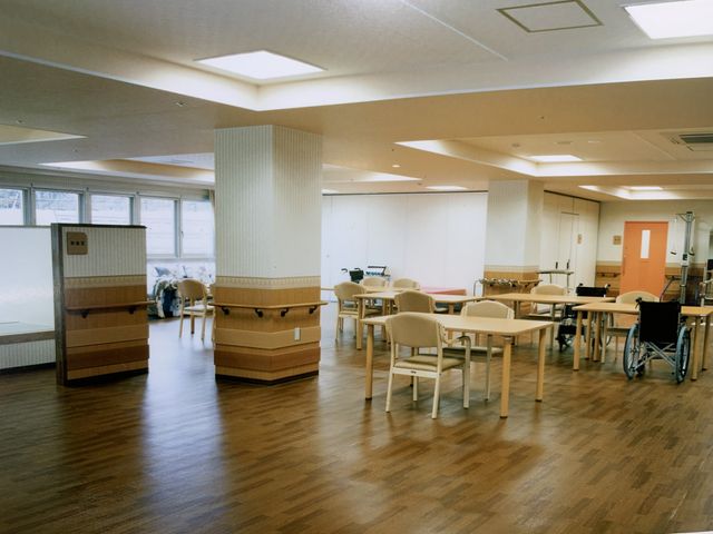 広々とした共有空間 ラウンジ 自然光がたっぷり入る明るいラウンジです。ゆっくりとくつろげる椅子が配置されています。
