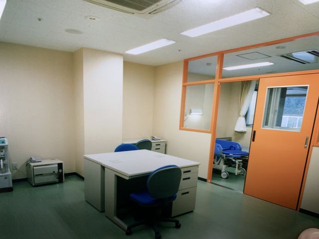 明るい居室のデスク 居室 広々とした机と椅子がある明るい部屋です。隣接するスペースは多目的に活用可能です。