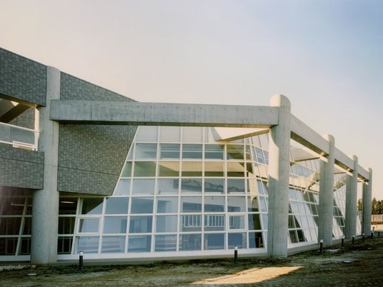大きな窓のある建物外観
