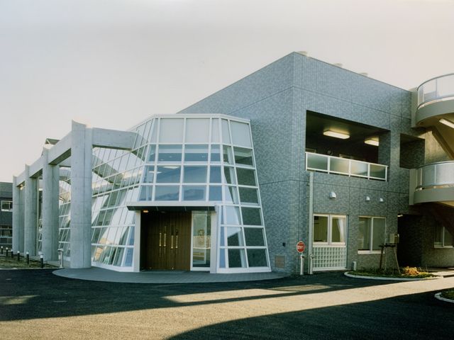 モダンな建物の外観 外観 シンプルでスタイリッシュな設計の建物です。自然光を取り入れる大きな窓が特徴です。