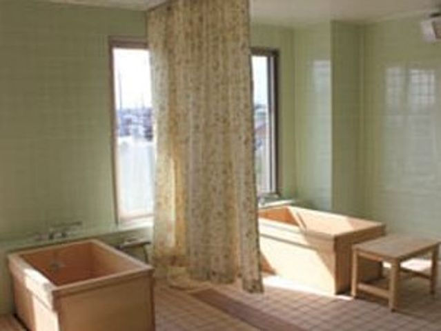 窓付きの浴室 浴室 気持ちよく日差しが差し込む窓付きの浴室です。日中は自然光を楽しみながら、リラックスして入浴できます。