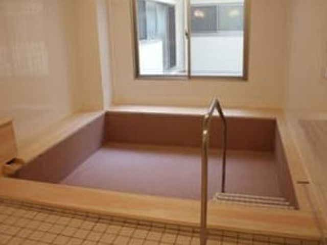 自然光が入る浴室 浴室 広々とした浴室は、自然光が差し込み、落ち着いた雰囲気の中でリラックスできます。