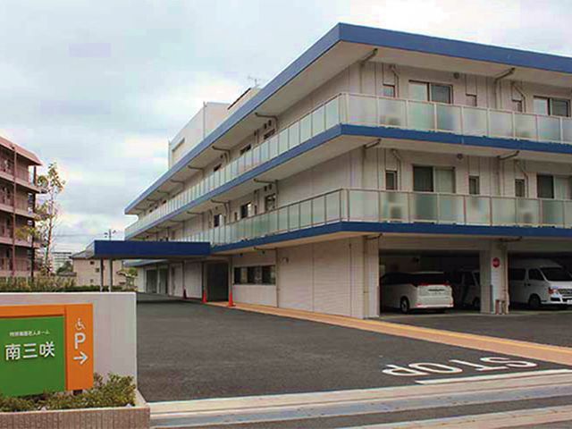 落ち着いた雰囲気の外観 外観 広々とした駐車場がある清潔感のある外観です。安心してお過ごしいただける環境をご用意しています。