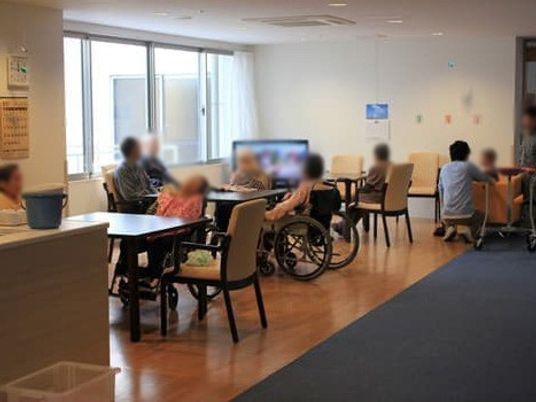椅子が並ぶラウンジ