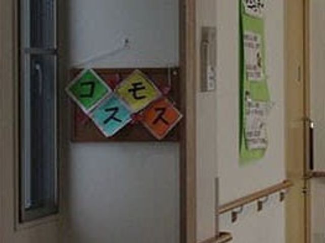 掲示物の廊下 廊下 彩り豊かなデザインの掲示物が装飾された廊下です。