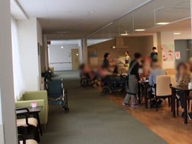 光が差し込む廊下 廊下 明るい廊下と広々とした共有スペースで、居心地の良さを感じながら仕事ができます。