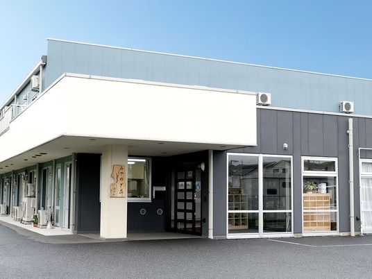 モダンな施設外観  