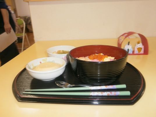 手入れされた食事スペースの食堂
