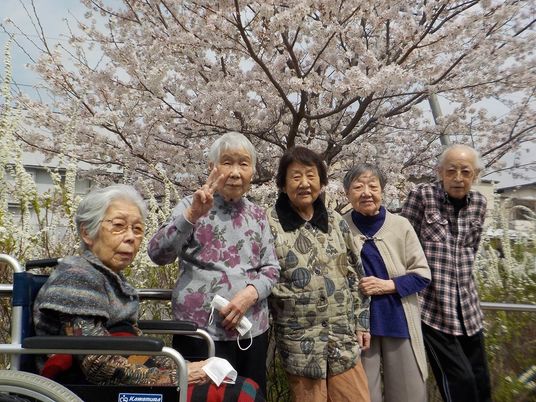 中庭で笑顔の住人たち