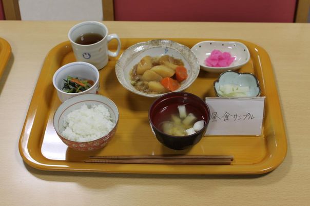 昼食サンプルの食器
