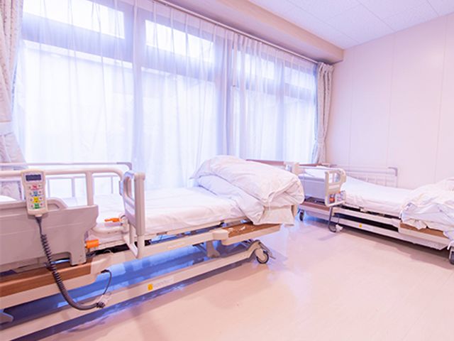 明るい二人部屋の居室 居室 自然光が差し込む居室で、快適な生活をサポートします。広々とした空間でくつろげます。
