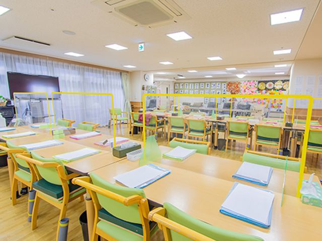 明るい室内の空間 食堂 自然光が優しく差し込む明るい食堂です。車椅子の方も利用しやすい設計になっています。