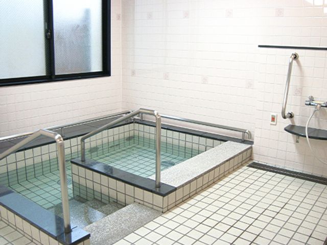 使いやすい浴場 浴室 安全に配慮された広々とした浴室です。手すりが設置されており、安心して利用できます。