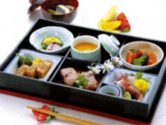 栄養満点の彩り豊かな食事