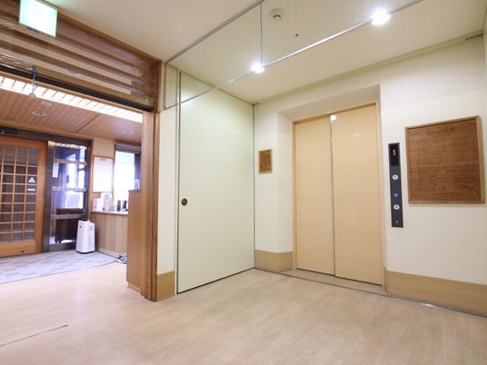 廊下とエレベーターの一角