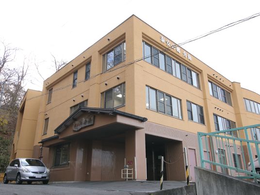 黄色い建物の外観