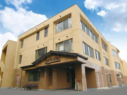 明るい建物の外観
