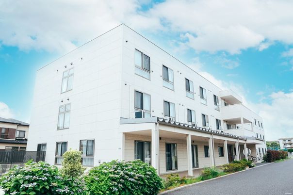白い建物の外観