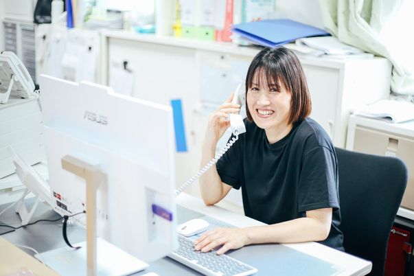 笑顔のスタッフのデスク