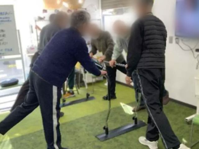 運動器具を使う人々 機能訓練室 リハビリテーションが行われる機能訓練室では、専用の器具を使って体を動かすことができます。