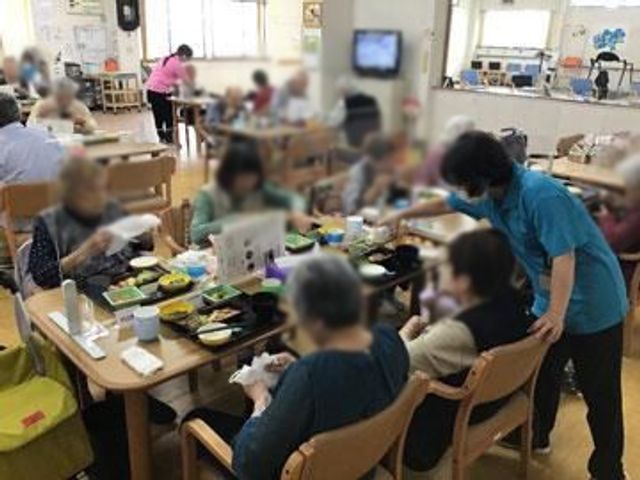 楽しい食事の時間 食堂 広々とした明るい場所で、見守りながら楽しく食事ができるよう配慮されています。
