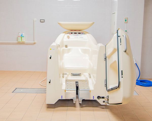 機能的なバスタブ浴室 浴室 入浴が快適にできる設備を備えたバスタブが設置されています。介助がしやすい設計です。