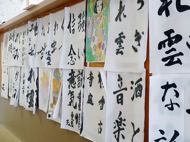 廊下の掲示物 廊下 活気ある掲示物が飾られた明るい廊下です。入居者の作品が並び、交流を促しています。