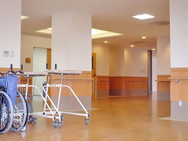 広々とした廊下 廊下 自然光がたっぷり差し込む広々とした廊下です。利用者の方がゆったりと歩きやすくなっています。