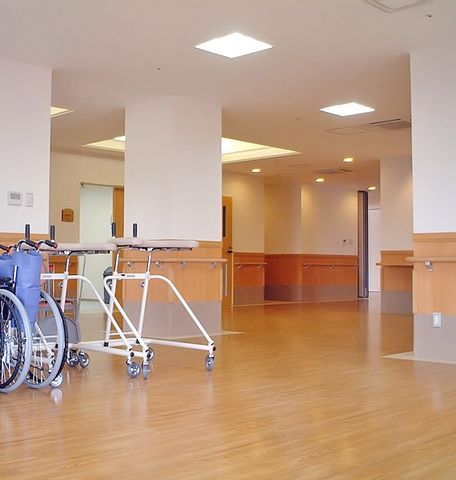 広々とした廊下 廊下 自然光がたっぷり差し込む広々とした廊下です。利用者の方がゆったりと歩きやすくなっています。