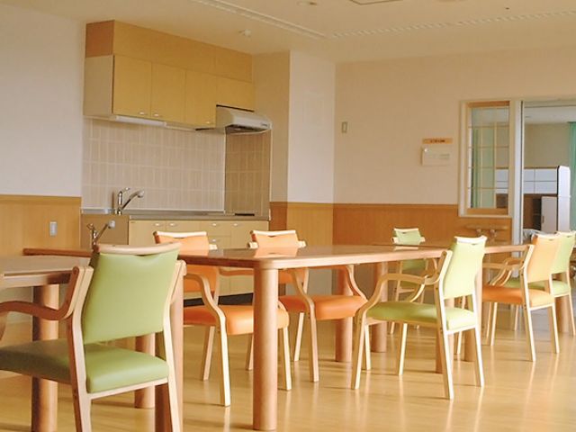 テーブルと椅子のある部屋 ダイニングルーム 広々とした明るい空間で、利用者が楽しく食事をできるダイニングルームです。椅子の配置が自由に調整できます。