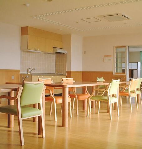 テーブルと椅子のある部屋 ダイニングルーム 広々とした明るい空間で、利用者が楽しく食事をできるダイニングルームです。椅子の配置が自由に調整できます。