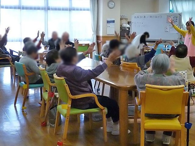 明るいリビング リビング 自然光が差し込む広々とした空間で、皆さんが楽しく交流を深めています。