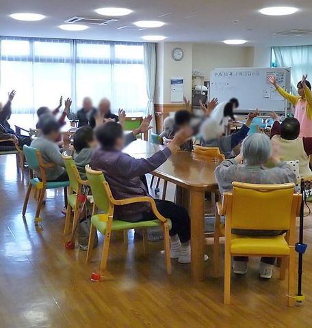 明るいリビング リビング 自然光が差し込む広々とした空間で、皆さんが楽しく交流を深めています。