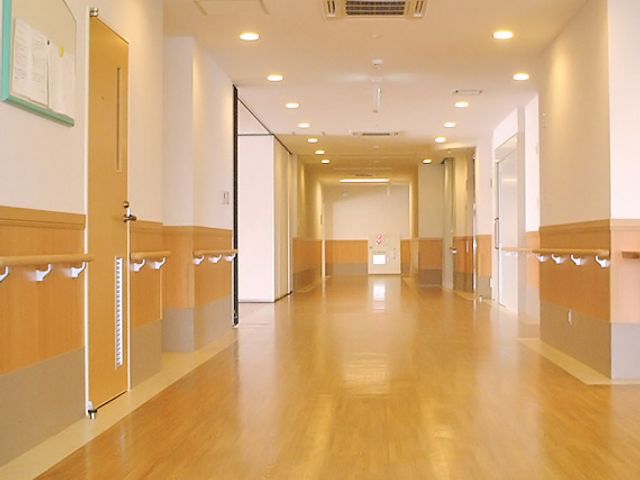 広々とした廊下の様子 廊下 広々とした廊下は、移動に便利で安全な手すりが設置されています。温かみのあるデザインも魅力です。