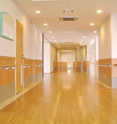 広々とした廊下の様子 廊下 広々とした廊下は、移動に便利で安全な手すりが設置されています。温かみのあるデザインも魅力です。