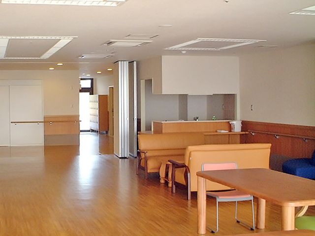 自然光が入る空間 ラウンジ 広々とした空間に自然光が差し込む、開放的なラウンジです。快適なくつろぎの時間を提供します。