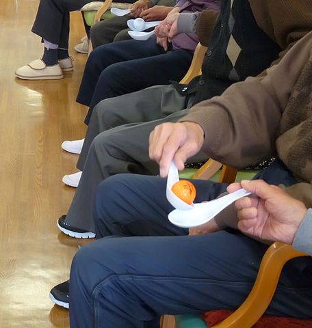 訓練室の利用者 機能訓練室   利用者がグループで手作業を行い、交流を楽しめる訓練スペースです。