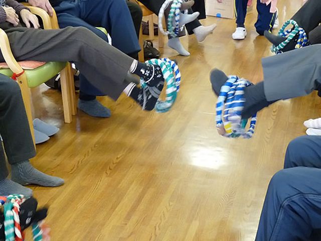 軽い運動する様子の居室 居室 入居者の方々がリラックスしながら軽運動をする場面です。広々としたスペースで安心です。