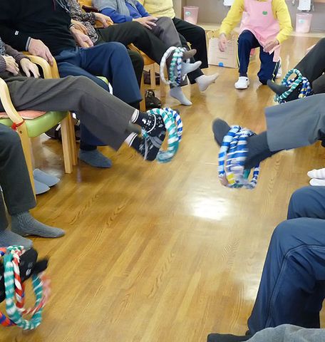 軽い運動する様子の居室 居室 入居者の方々がリラックスしながら軽運動をする場面です。広々としたスペースで安心です。