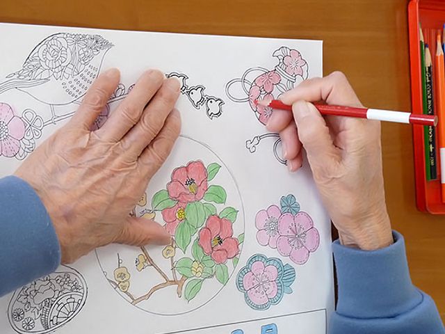 色塗り中の様子 スタッフイメージ 色鉛筆を使って、細かい色塗りを楽しんでいる様子です。スタッフによるサポートも受けられます。