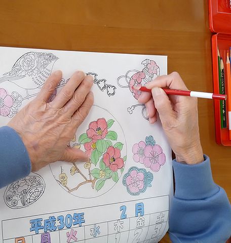 色塗り中の様子 スタッフイメージ 色鉛筆を使って、細かい色塗りを楽しんでいる様子です。スタッフによるサポートも受けられます。