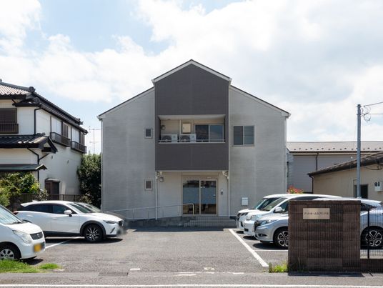 駐車場のある建物の外観